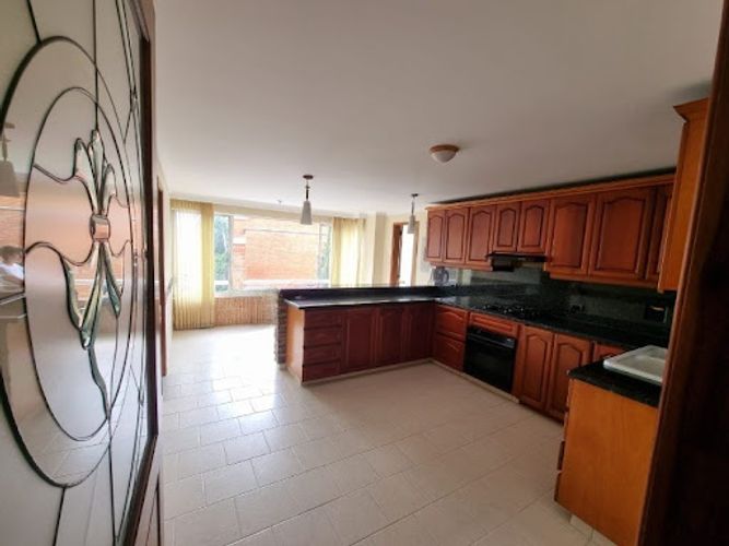 Casa de 4 alcobas en arriendo en El Tesoro, Medellín, 330 m² · foto 2 de 23