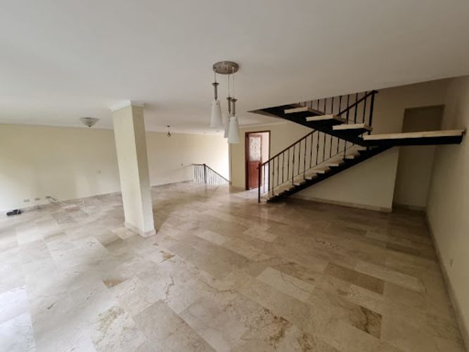 Casa de 4 alcobas en arriendo en El Tesoro, Medellín, 330 m² · foto 4 de 23