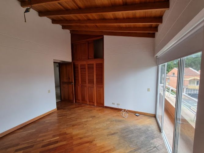 Casa de 4 alcobas en arriendo en El Tesoro, Medellín, 330 m² · foto 6 de 23