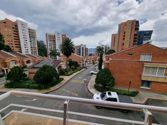 Casa de 4 alcobas en arriendo en El Tesoro, Medellín, 330 m² · foto 8 de 23