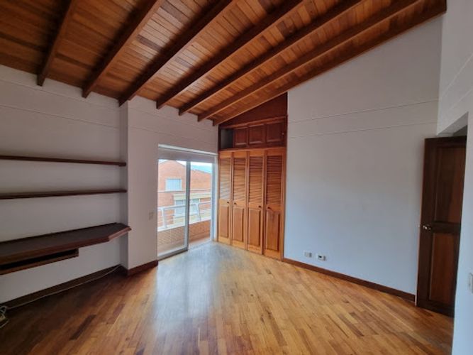 Casa de 4 alcobas en arriendo en El Tesoro, Medellín, 330 m² · foto 10 de 23