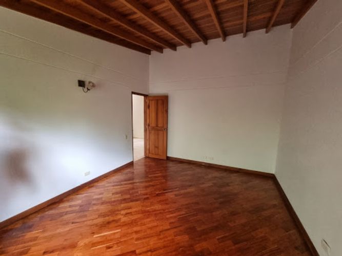 Casa de 4 alcobas en arriendo en El Tesoro, Medellín, 330 m² · foto 13 de 23