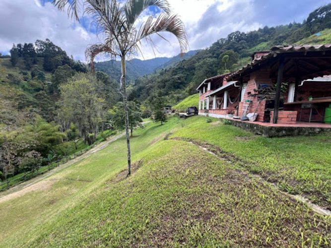 Casa de 5 alcobas en venta en La Florida, La Estrella, 351 m² · foto 3 de 24