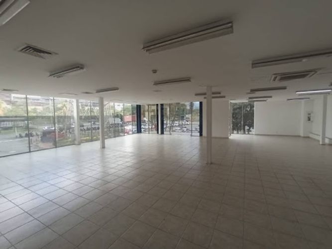 Local en arriendo en Los Naranjos, Itagüí, 395 m² · foto 2 de 9