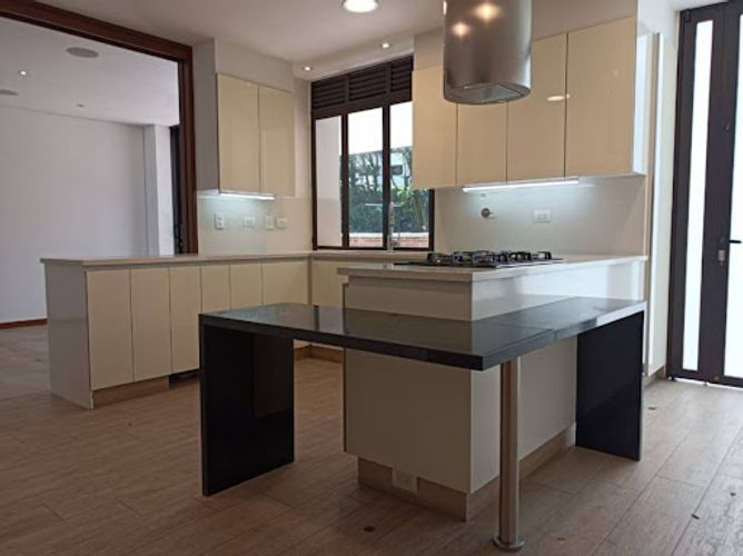 Apartamento de 4 alcobas en arriendo en Loma Del Campestre, Medellín, 282 m² · foto 4 de 24