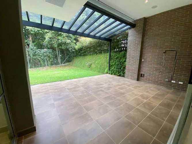 Casa de 3 alcobas en arriendo en Loma Benedictinos, Medellín, 337 m² · foto 2 de 24