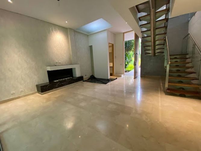 Casa de 3 alcobas en arriendo en Loma Benedictinos, Medellín, 337 m² · foto 3 de 24