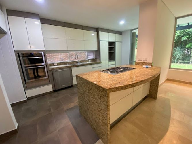 Casa de 3 alcobas en arriendo en Loma Benedictinos, Medellín, 337 m² · foto 4 de 24
