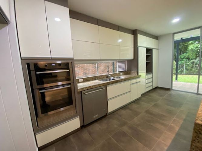 Casa de 3 alcobas en arriendo en Loma Benedictinos, Medellín, 337 m² · foto 5 de 24