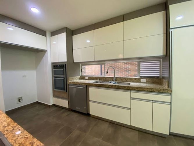 Casa de 3 alcobas en arriendo en Loma Benedictinos, Medellín, 337 m² · foto 6 de 24