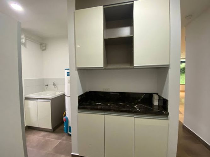 Casa de 3 alcobas en arriendo en Loma Benedictinos, Medellín, 337 m² · foto 7 de 24