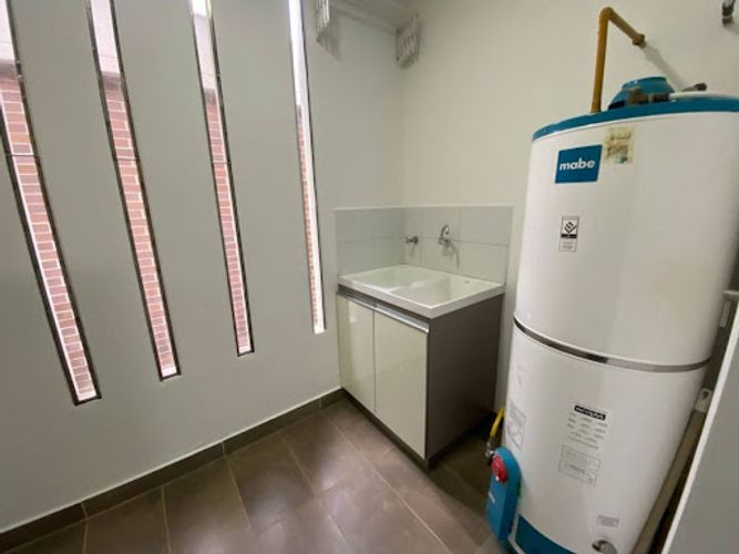 Casa de 3 alcobas en arriendo en Loma Benedictinos, Medellín, 337 m² · foto 8 de 24