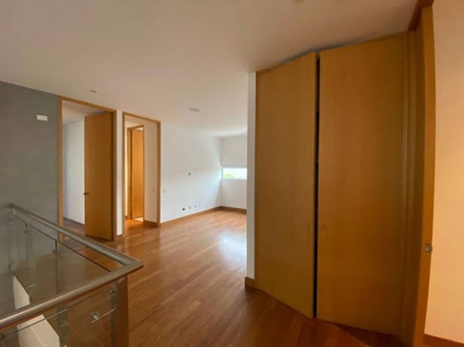 Casa de 3 alcobas en arriendo en Loma Benedictinos, Medellín, 337 m² · foto 10 de 24