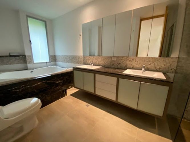 Casa de 3 alcobas en arriendo en Loma Benedictinos, Medellín, 337 m² · foto 14 de 24