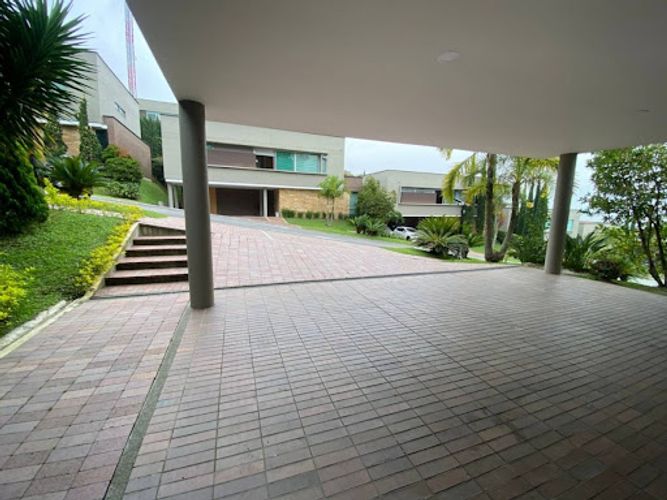 Casa de 3 alcobas en arriendo en Loma Benedictinos, Medellín, 337 m² · foto 23 de 24