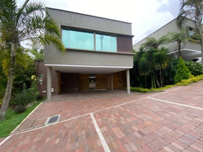 Casa de 3 alcobas en arriendo en Loma Benedictinos, Medellín, 337 m² · foto 24 de 24