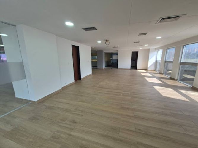 Oficina en arriendo en Loma Del Campestre, Medellín, 246 m² · foto 5 de 7