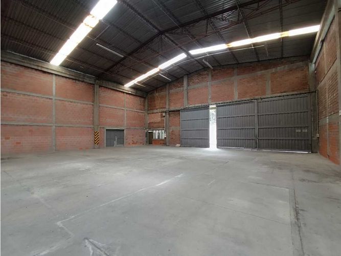 Bodega en arriendo en Los Nogales, Manizales, 1000 m² · foto 2 de 11