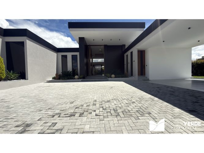 Casa de 3 alcobas en venta en Llano Grande, Rionegro, 690 m² · foto 2 de 24