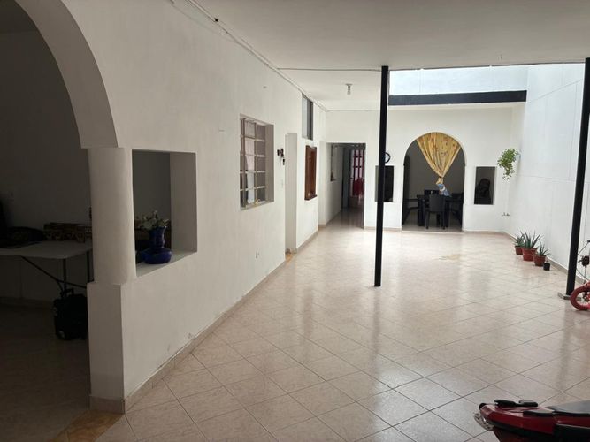 Casa de 8 alcobas en venta en Manrique Central, Medellín, 400 m² · foto 2 de 13