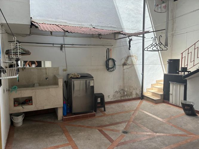 Casa de 8 alcobas en venta en Manrique Central, Medellín, 400 m² · foto 8 de 13