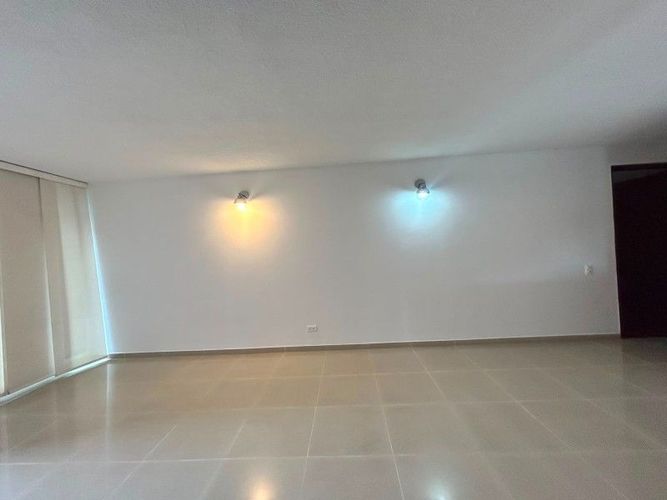Apartamento de 2 alcobas en arriendo en Loma De Los Bernal, Medellín · foto 2 de 11