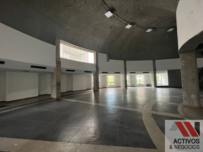 Oficina en arriendo en El Poblado, Medellín, 728 m² · foto 2 de 10