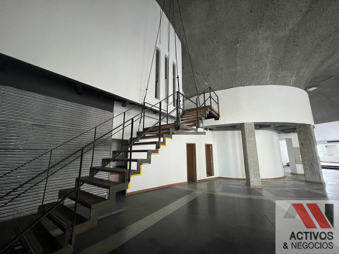 Oficina en arriendo en El Poblado, Medellín, 728 m² · foto 4 de 10
