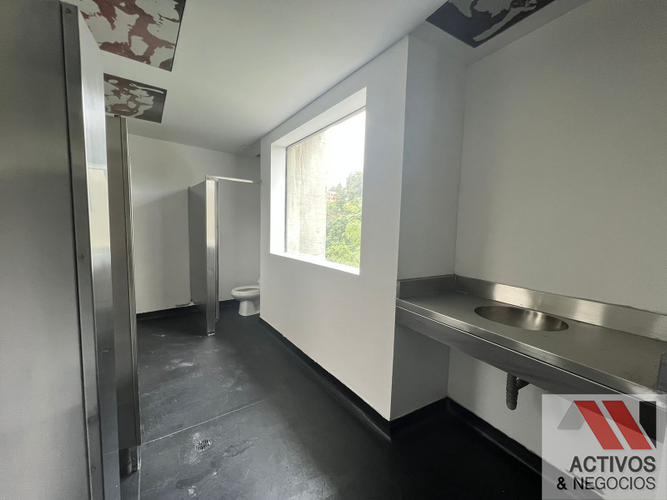 Oficina en arriendo en El Poblado, Medellín, 728 m² · foto 6 de 10