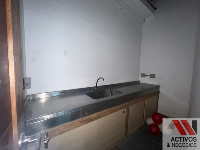 Oficina en arriendo en El Poblado, Medellín, 728 m² · foto 7 de 10