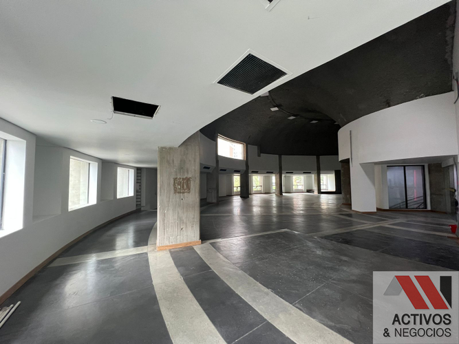 Oficina en arriendo en El Poblado, Medellín, 728 m² · foto 9 de 10