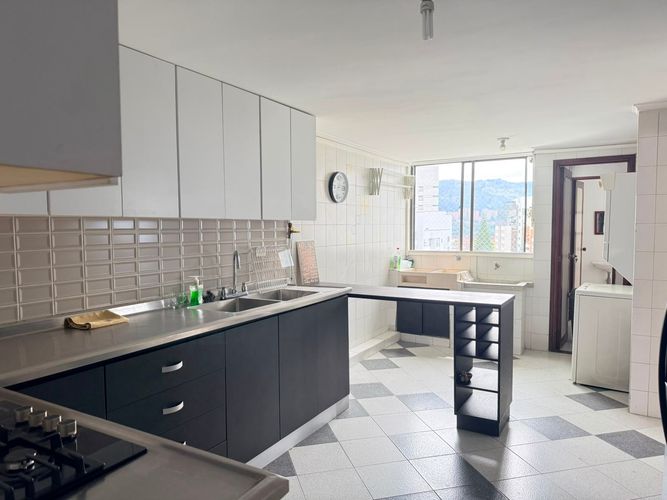 Apartamento de 3 alcobas en arriendo en El Poblado, Medellín, 236 m² · foto 5 de 14