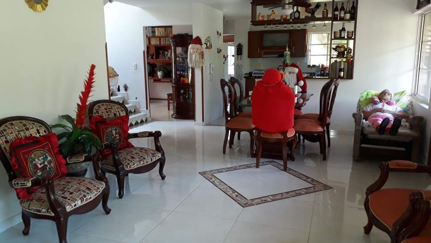 Casa de 5 alcobas en venta en Los Colorados, Piedecuesta, 348 m² · foto 6 de 24