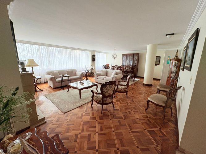 Apartamento de 4 alcobas en venta en Chico Norte, Bogotá, 187 m² · foto 2 de 24