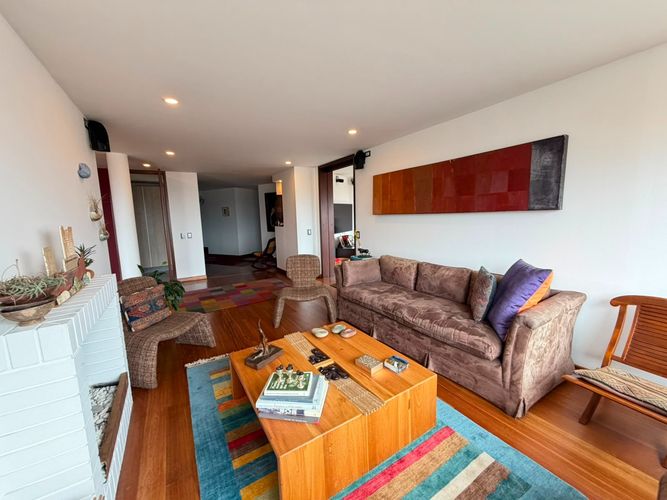 Apartamento de 2 alcobas en venta en Los Rosales, Bogotá, 160 m² · foto 2 de 14