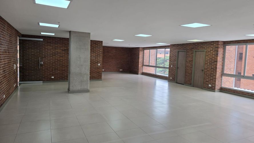 Oficina en arriendo en Castropol, Medellín, 136 m² · foto 2 de 11
