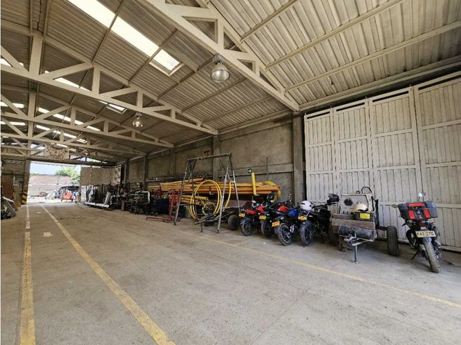 Bodega en venta en Cali, 349 m² · foto 2 de 22