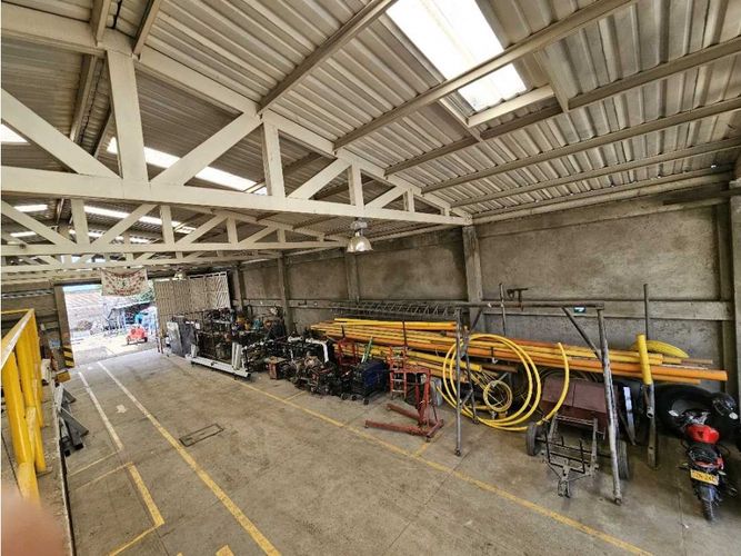 Bodega en venta en Cali, 349 m² · foto 8 de 22