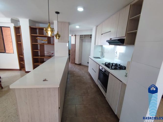 Apartamento de 3 alcobas en venta en La Castellana, Medellín, 200 m² · foto 2 de 20