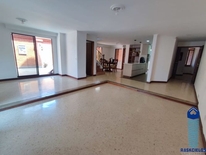 Apartamento de 3 alcobas en venta en La Castellana, Medellín, 200 m² · foto 3 de 20