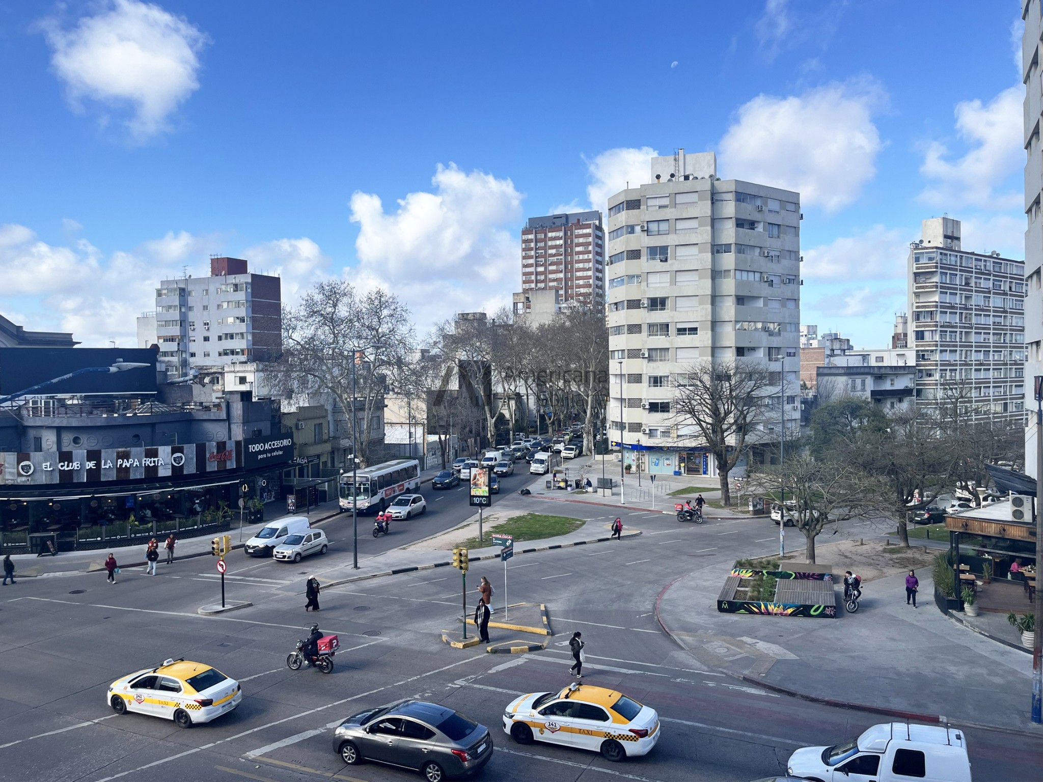 | ALQUILER | SOBRE AV. 8 DE OCTUBRE Y GARIBALDI | DOS DORMITORIOS | GARAJE. -