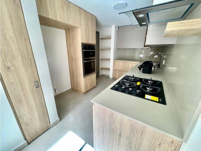 Apartamento en venta en Oviedo, Medellín · foto 6 de 14