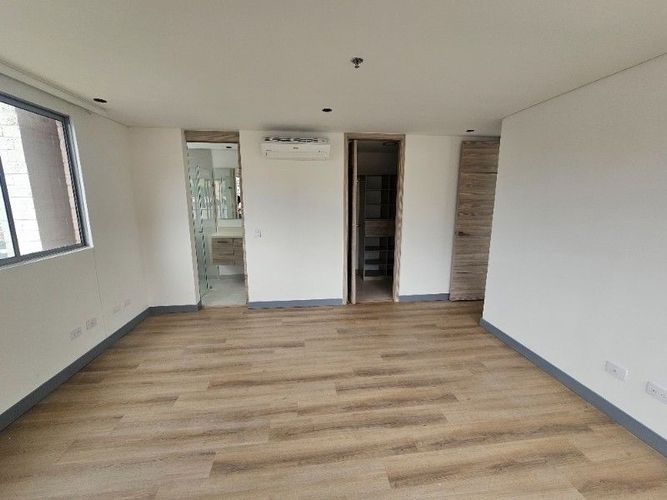 Apartamento de 2 alcobas en arriendo en Castropol, Medellín, 128 m² · foto 2 de 16