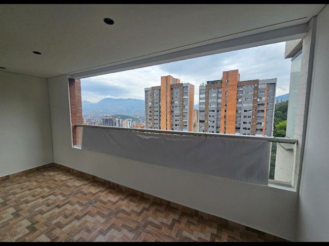 Apartamento de 2 alcobas en arriendo en Castropol, Medellín, 128 m² · foto 3 de 16