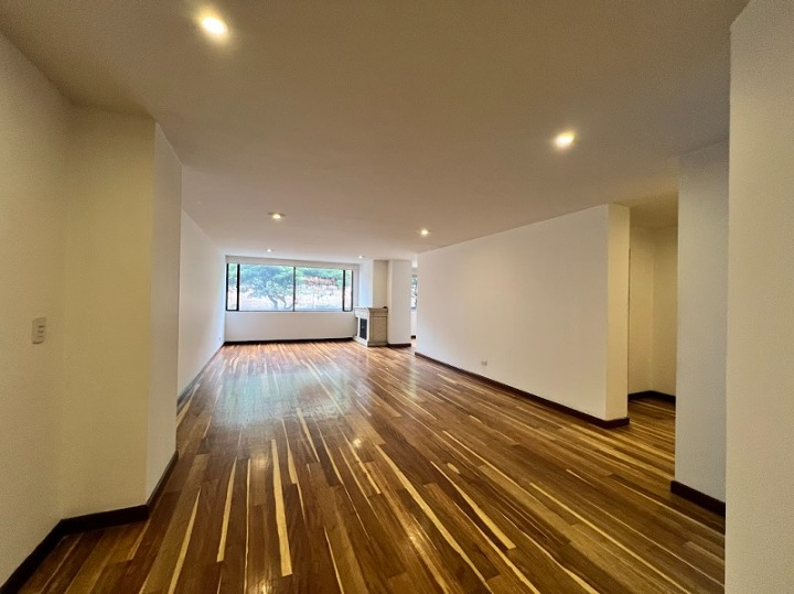 Apartamento en venta en Los Rosales, Bogotá · foto 2 de 24