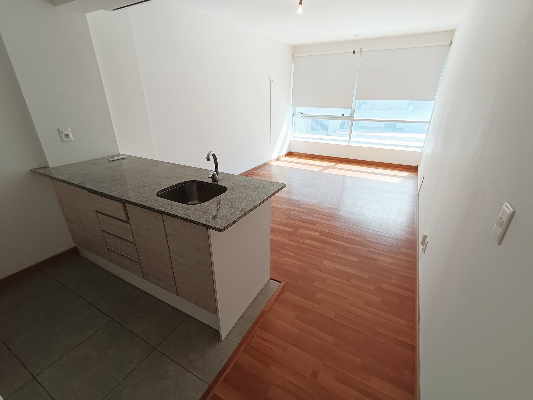 Construcción nueva. A pasos de 18 de Julio, zona de varios servicios y locomoción. Para vivienda u oficina!