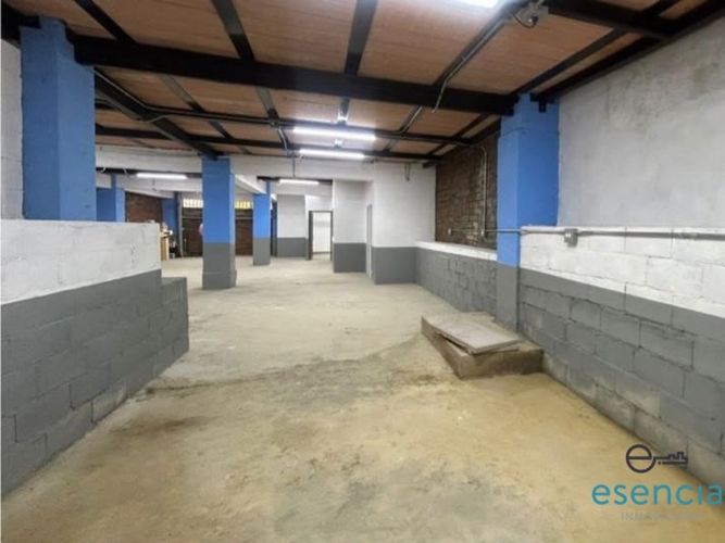 Bodega en arriendo en Manrique Central, Medellín, 240 m² · foto 2 de 9