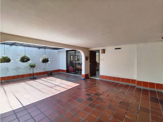 Casa de 5 alcobas en venta en Estadio, Medellín, 252 m² · foto 2 de 18