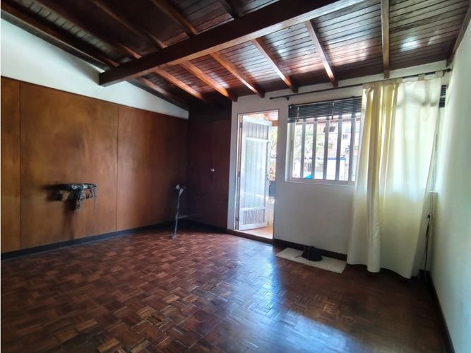 Casa de 5 alcobas en venta en Estadio, Medellín, 252 m² · foto 13 de 18