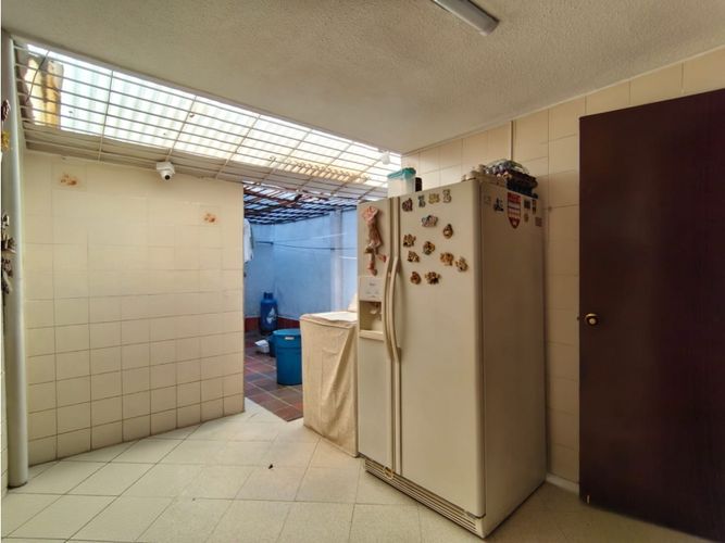 Casa de 5 alcobas en venta en Estadio, Medellín, 252 m² · foto 15 de 18